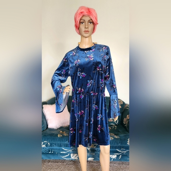 Beautiful 60s/70s Style Floral Dress w/ Flare Sleeves - Picture 2 of 12